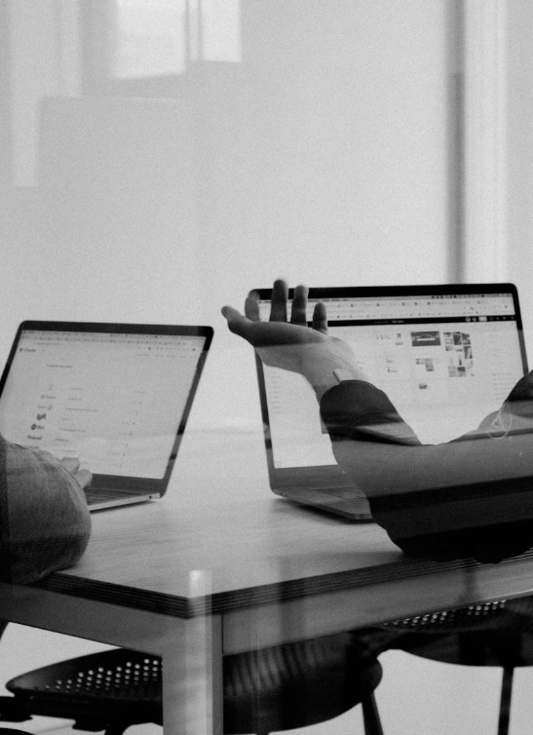 Business meeting with laptops – SourceArc Semi consulting on forecast optimization and resilience in semiconductor supply chains.