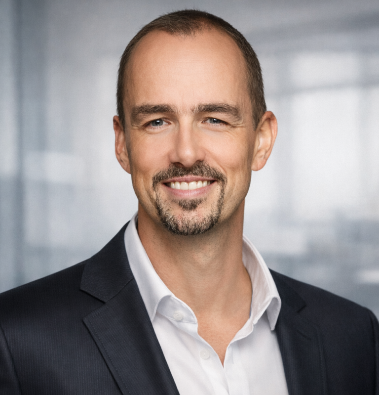 Hand holding glowing light bulb – SourceArc Semi symbolizing resilient semiconductor supply chain innovation and consulting.